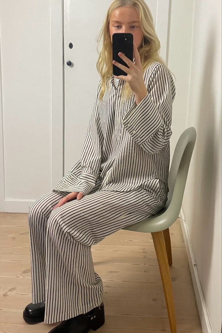 Forudbestilling - Continue - Selma Stripe - Offwhite With Black Stripe Bluser