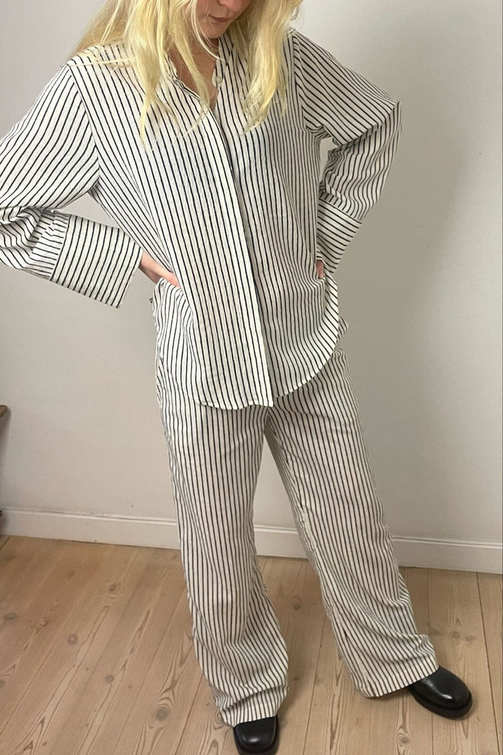 Forudbestilling - Continue - Selma Stripe - Offwhite With Black Stripe Bluser