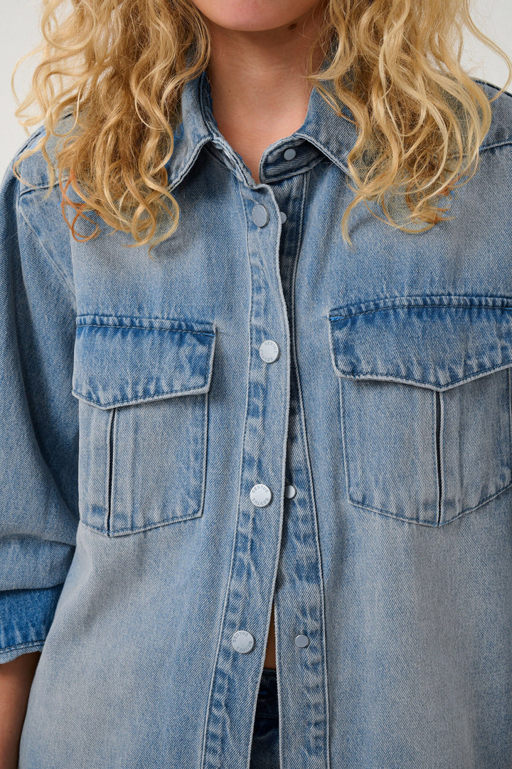 Forudbestilling - Gestuz - Gzlayza Oz Shirt - 107264 Mid Blue Vintage Wash Skjorter