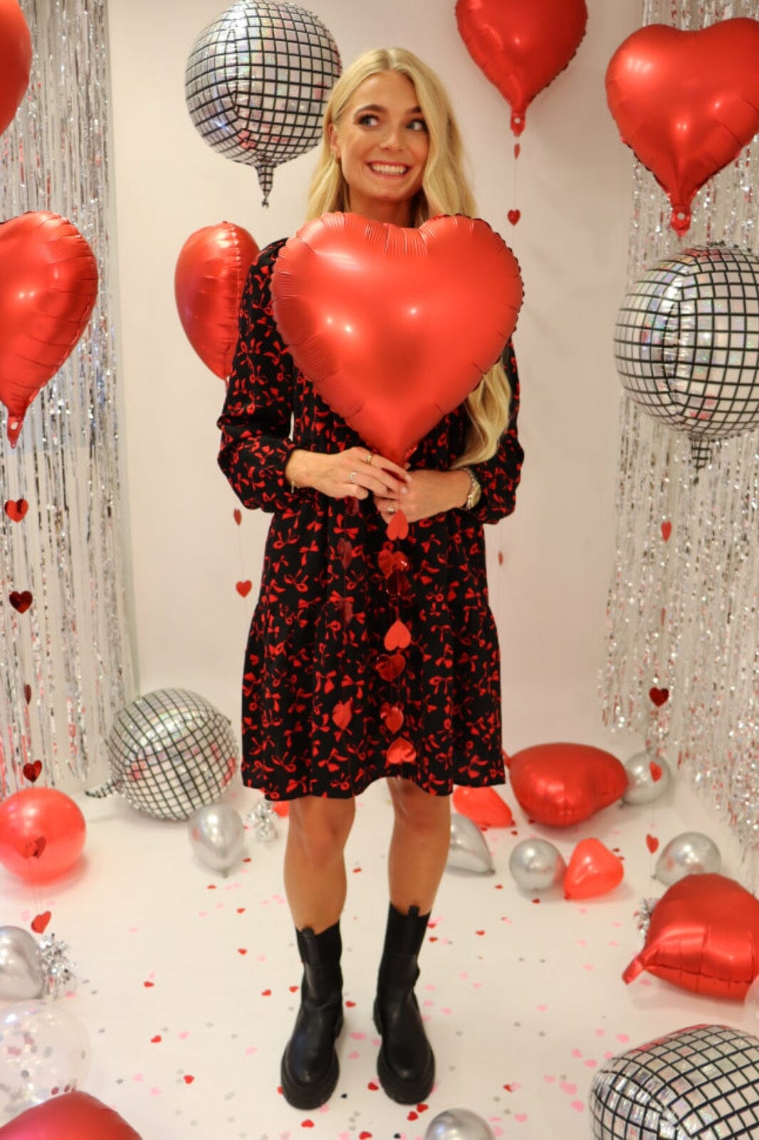 Forudbestilling - Liberte - Cecilie Ls Dress 22094 - Black Red Bow Kjoler