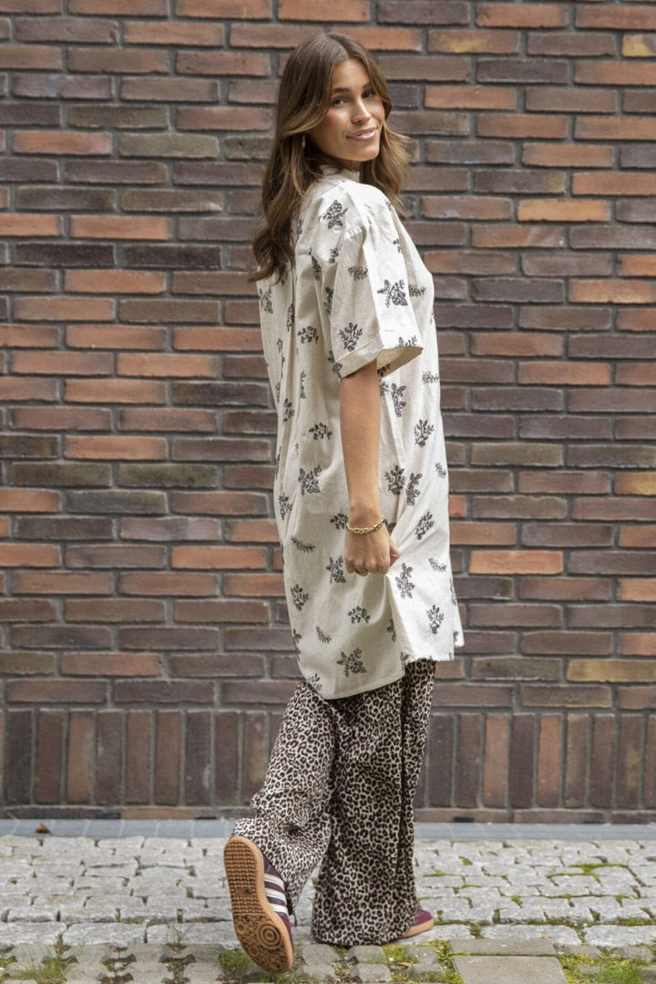 Forudbestilling - Love & Divine - Love1024-23 - 843 Leo Bukser