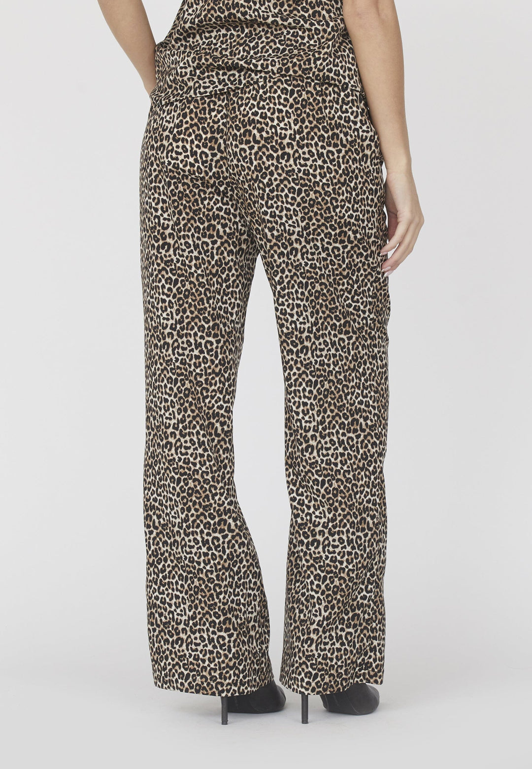 Forudbestilling - Love & Divine - Love1024-23 - 843 Leo Bukser