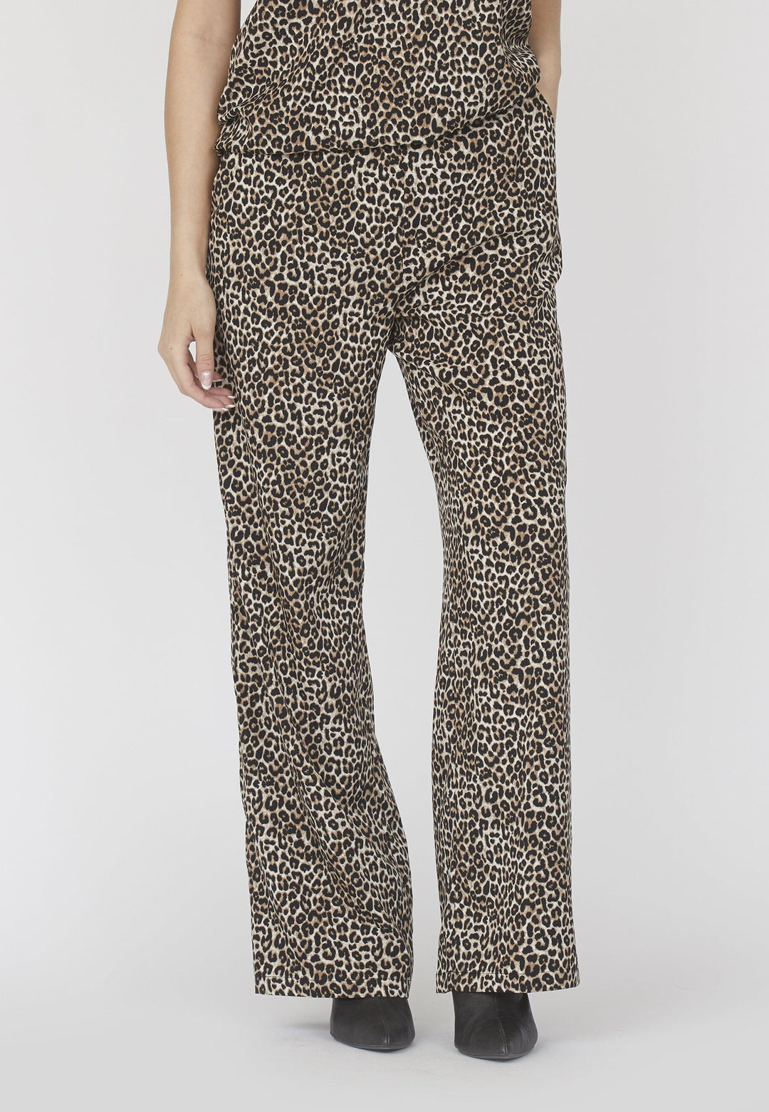 Forudbestilling - Love & Divine - Love1024-23 - 843 Leo Bukser