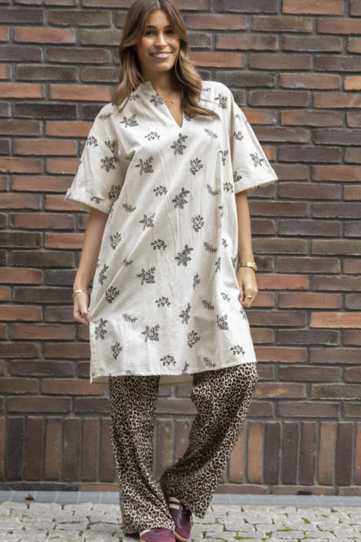 Forudbestilling - Love & Divine - Love1024-23 - 843 Leo Bukser