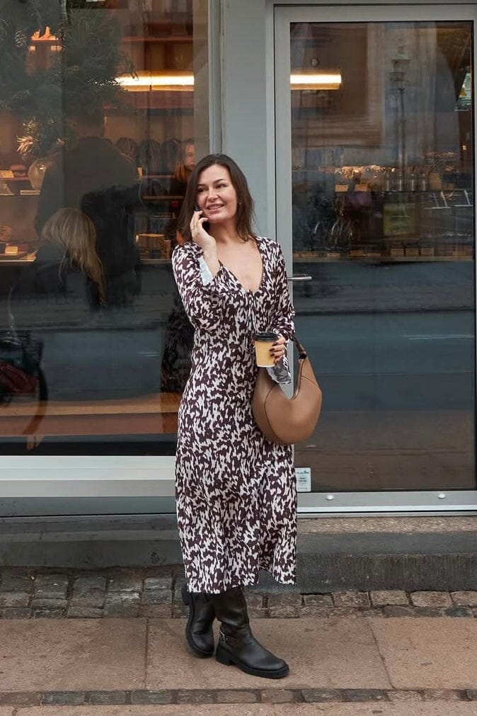 Forudbestilling - Neo Noir - Krisha Graphic Fade Dress 164344 - Chocolate Brown Kjoler