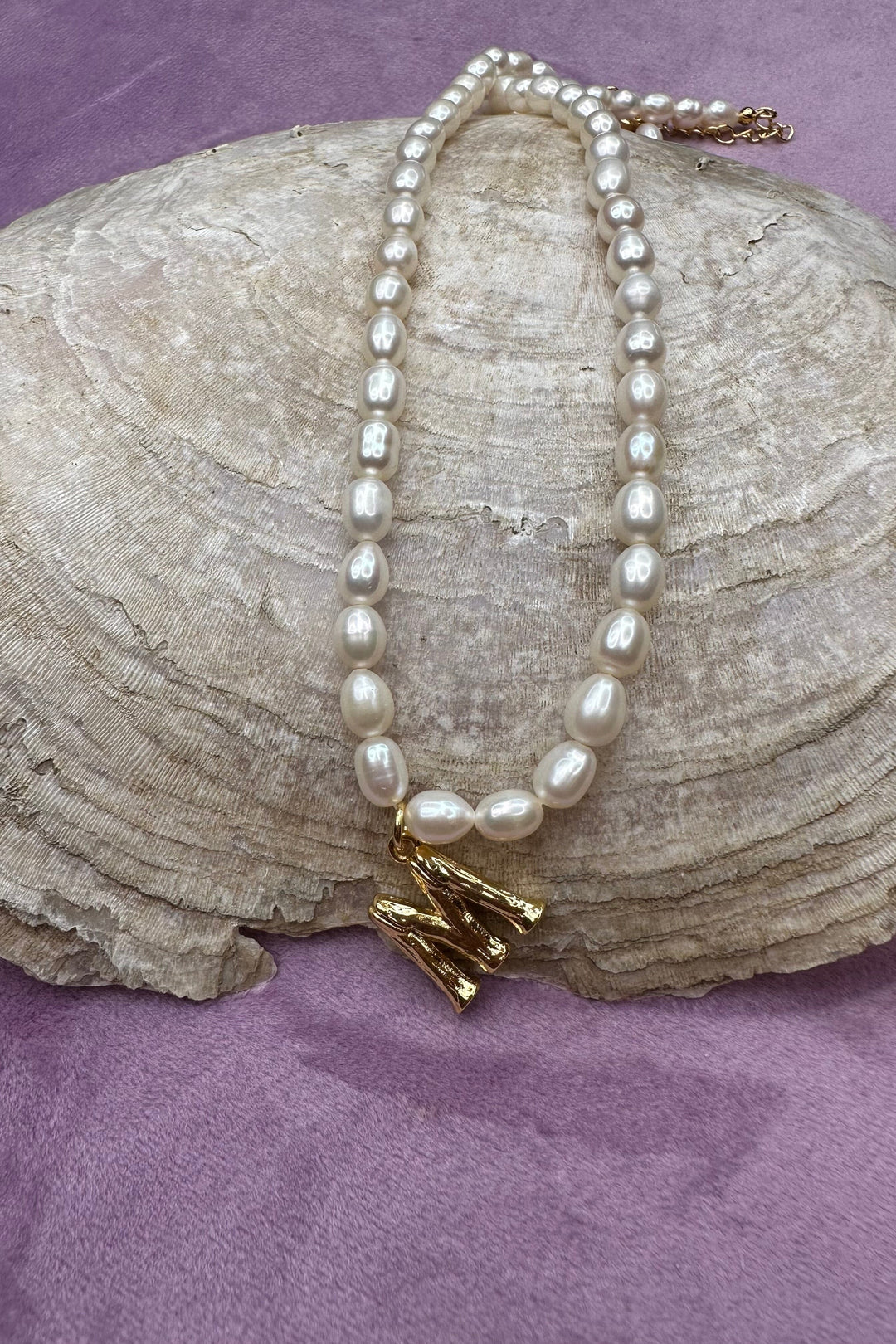 Mellow Moon - Lilli Letter Necklace - Pearl Halskæder