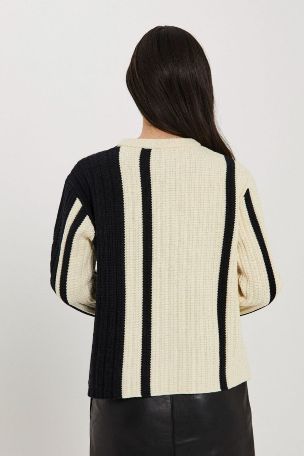 Norr - Stilla Blocking Knit Top - Off-White W. Black Detail Strikbluser