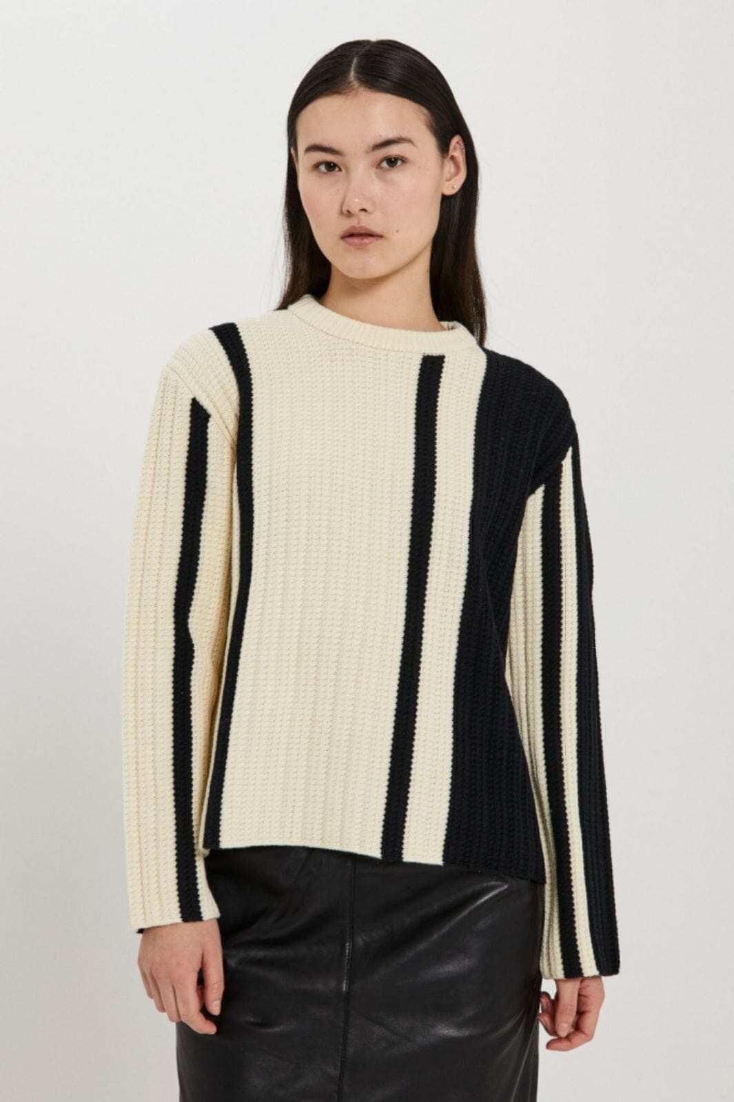 Norr - Stilla Blocking Knit Top - Off-White W. Black Detail Strikbluser