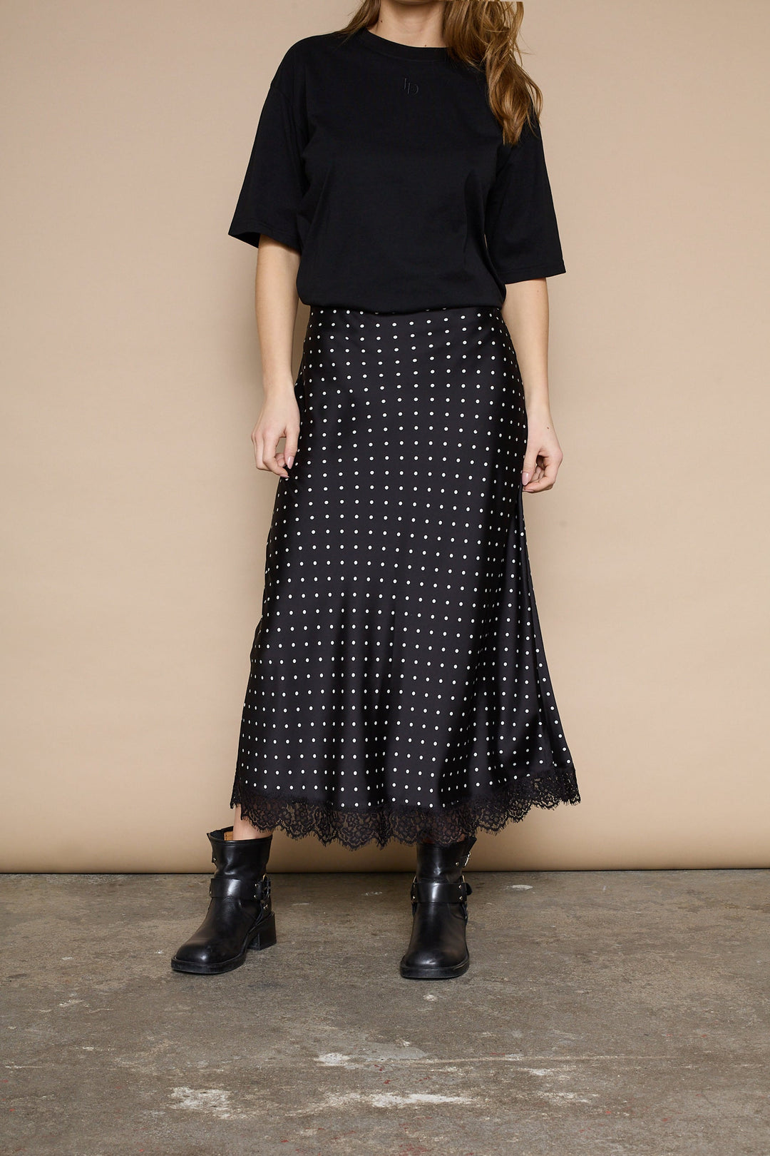 Love & Divine - Love1513 19720 - 801 - Black Dot