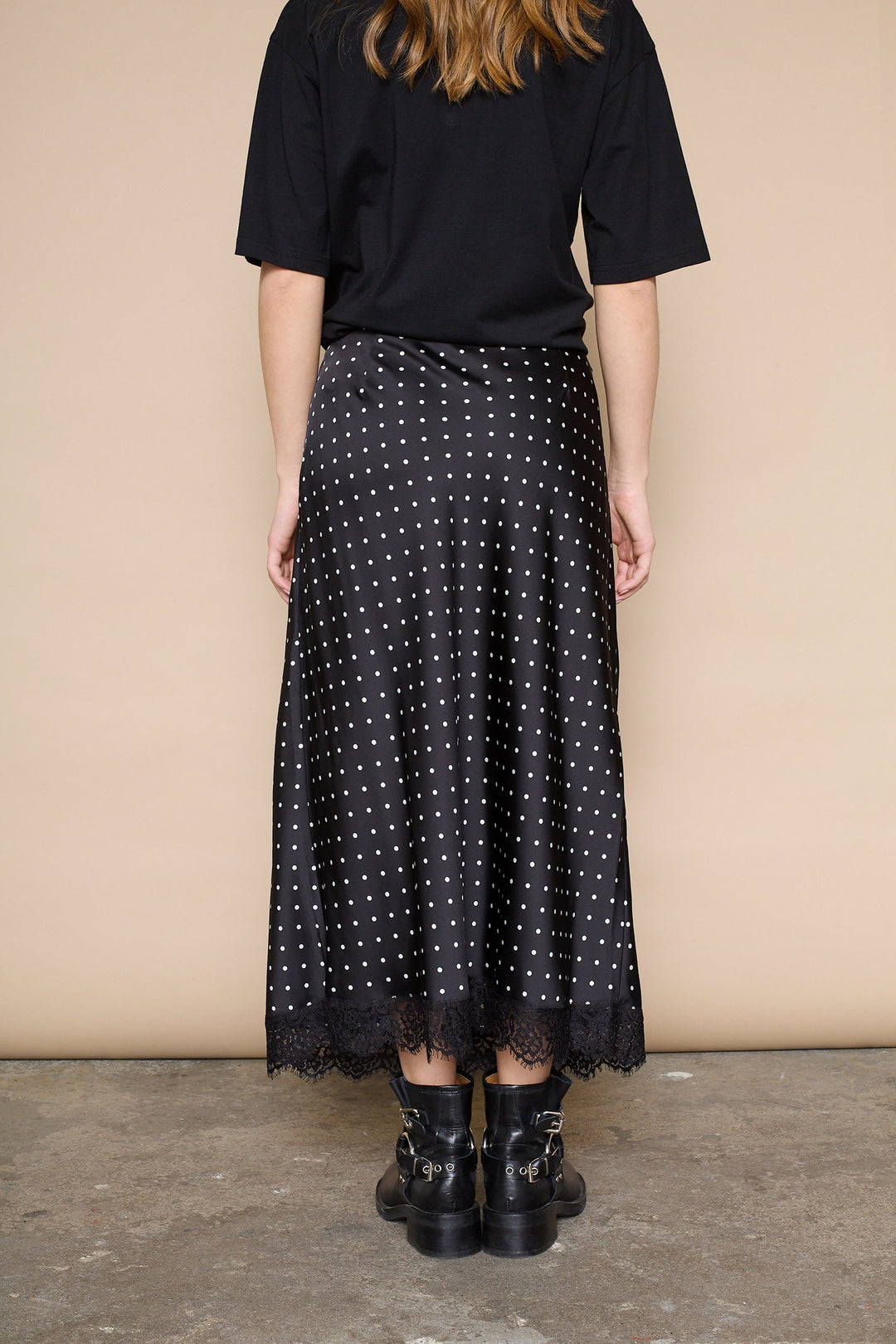 Love & Divine - Love1513 19720 - 801 - Black Dot