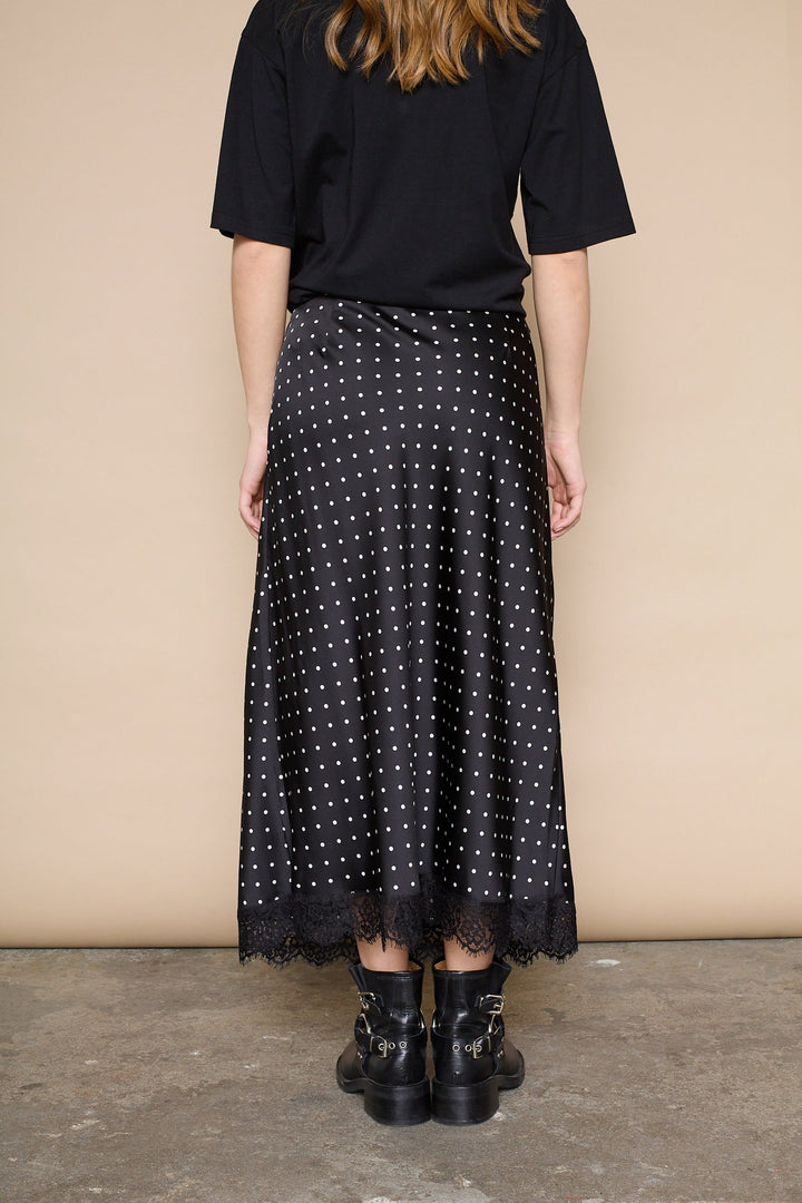 Love & Divine - Love1513 19720 - 801 - Black Dot