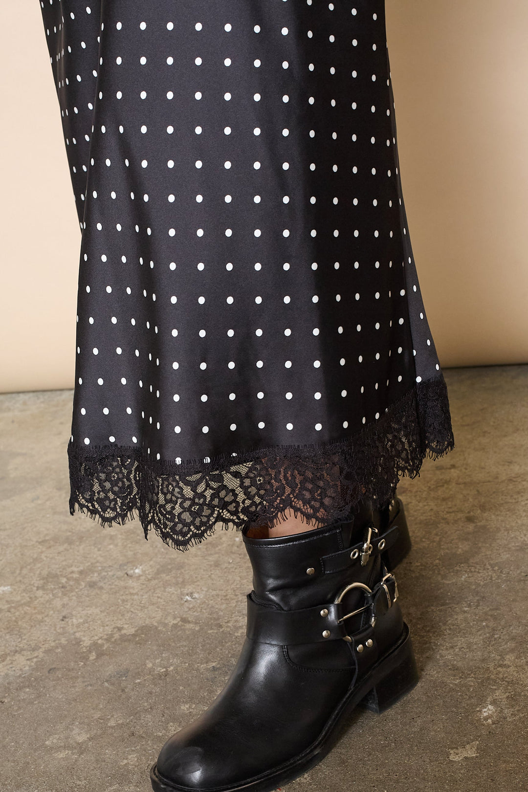 Love & Divine - Love1513 19720 - 801 - Black Dot