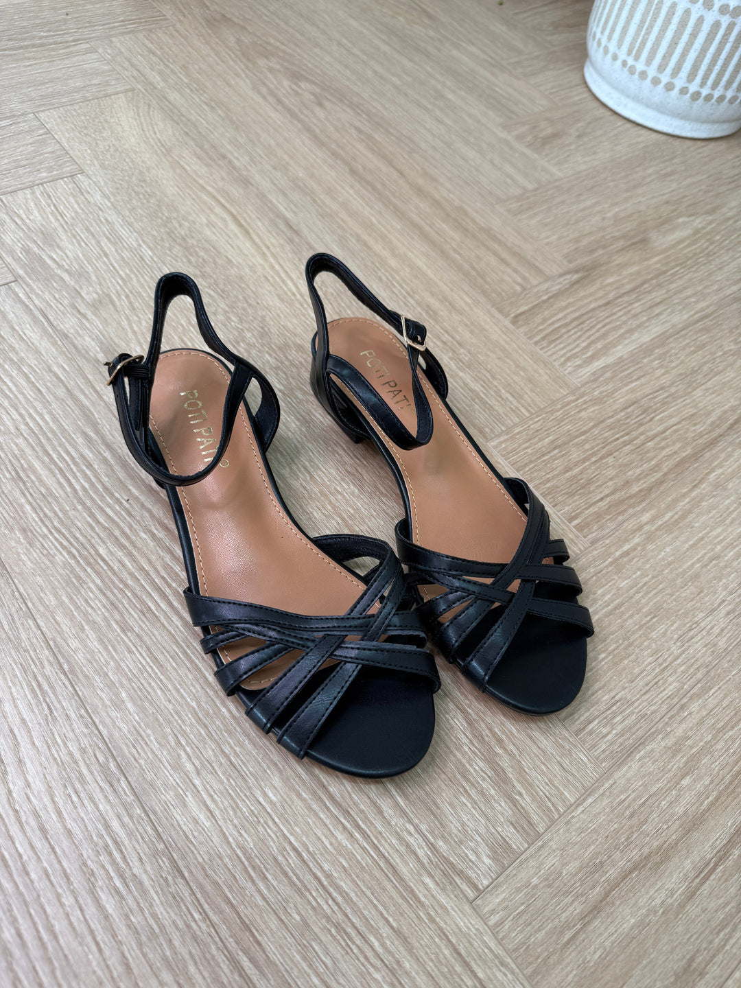 Bloom - Geranium Sandals - Black Sandaler 