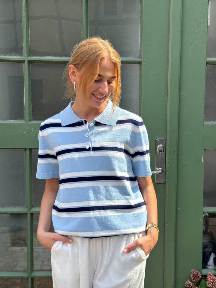 Forudbestilling - A-VIEW - Polo Stripe Knit Blouse AV5060 - 100 - Light Blue/White Stripe Bluser 