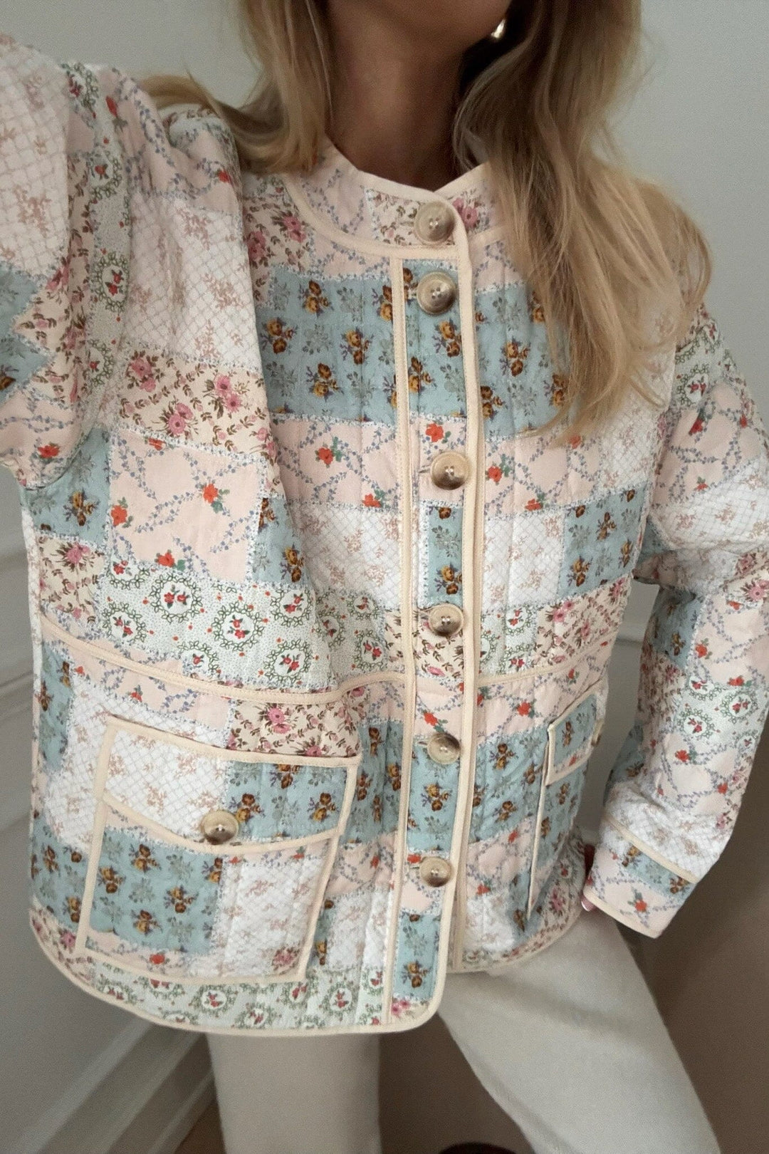 Forudbestilling - BYIC - Emmyic Quilted Jacket A23107 - Blue Multicolor Flower Print Jakker 