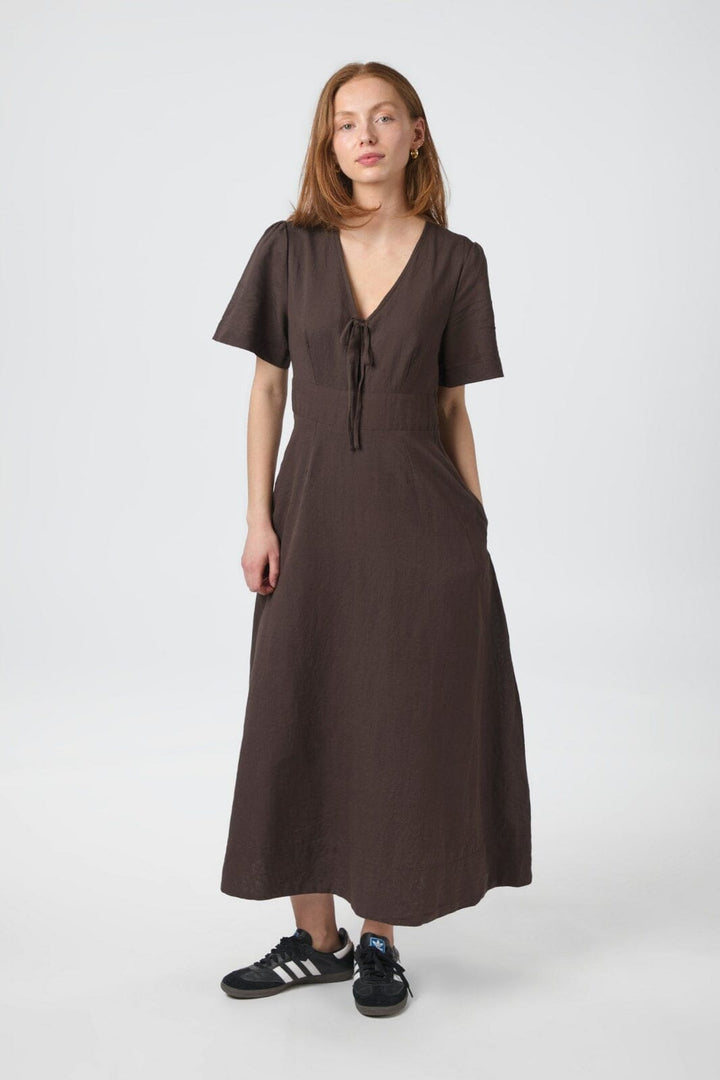 Forudbestilling - Neo Noir - Ilsie Linen Dress 166101 - 676 - Dark Brown