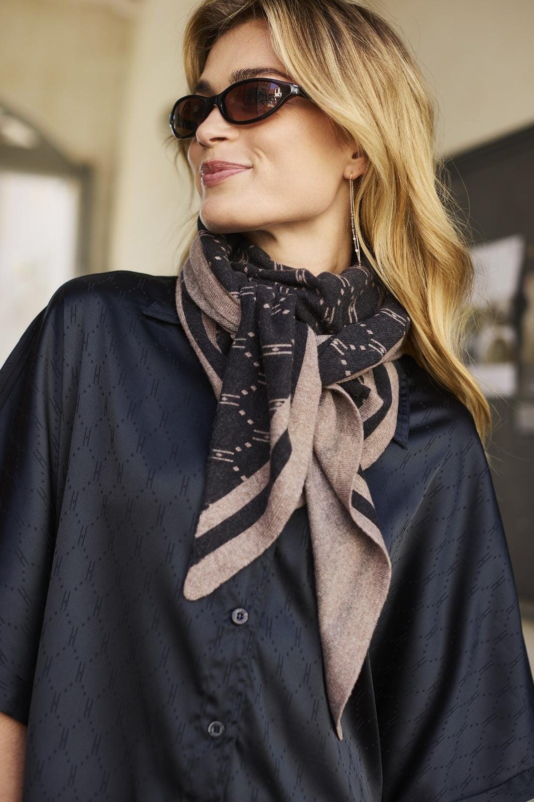 Hype The Detail - Triangle Scarf 960-83 - 9 - Black Tørklæder 