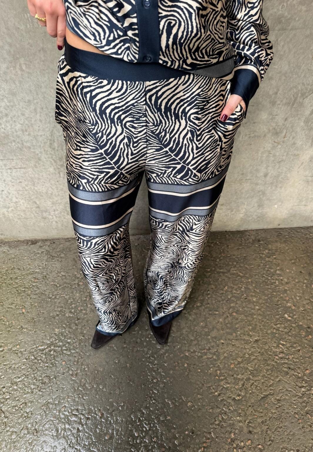 Love & Divine - Love1024-60 19830 - 441 - Navy Zebra Bukser 