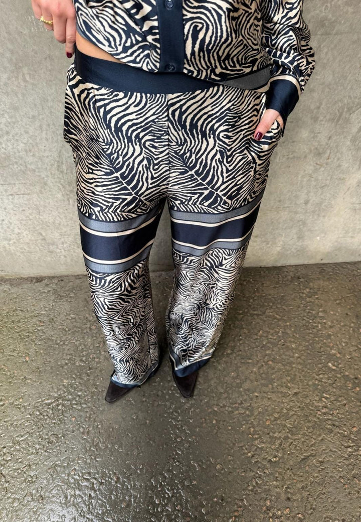 Love & Divine - Love1024-60 19830 - 441 - Navy Zebra Bukser 