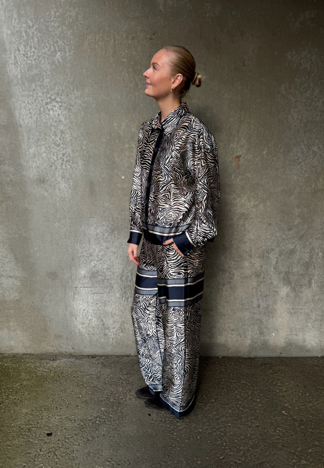 Love & Divine - Love1393-1 19479 - 441 - Navy Zebra Skjorter 