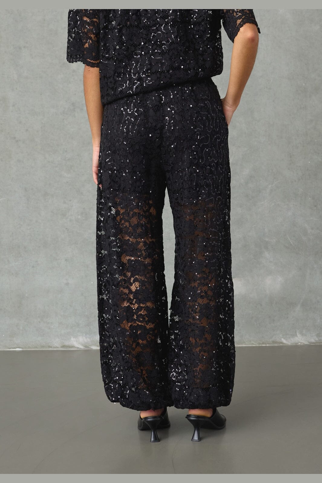 Love & Divine - Love1525-1 20237 - 001 - Black Lace Sequins