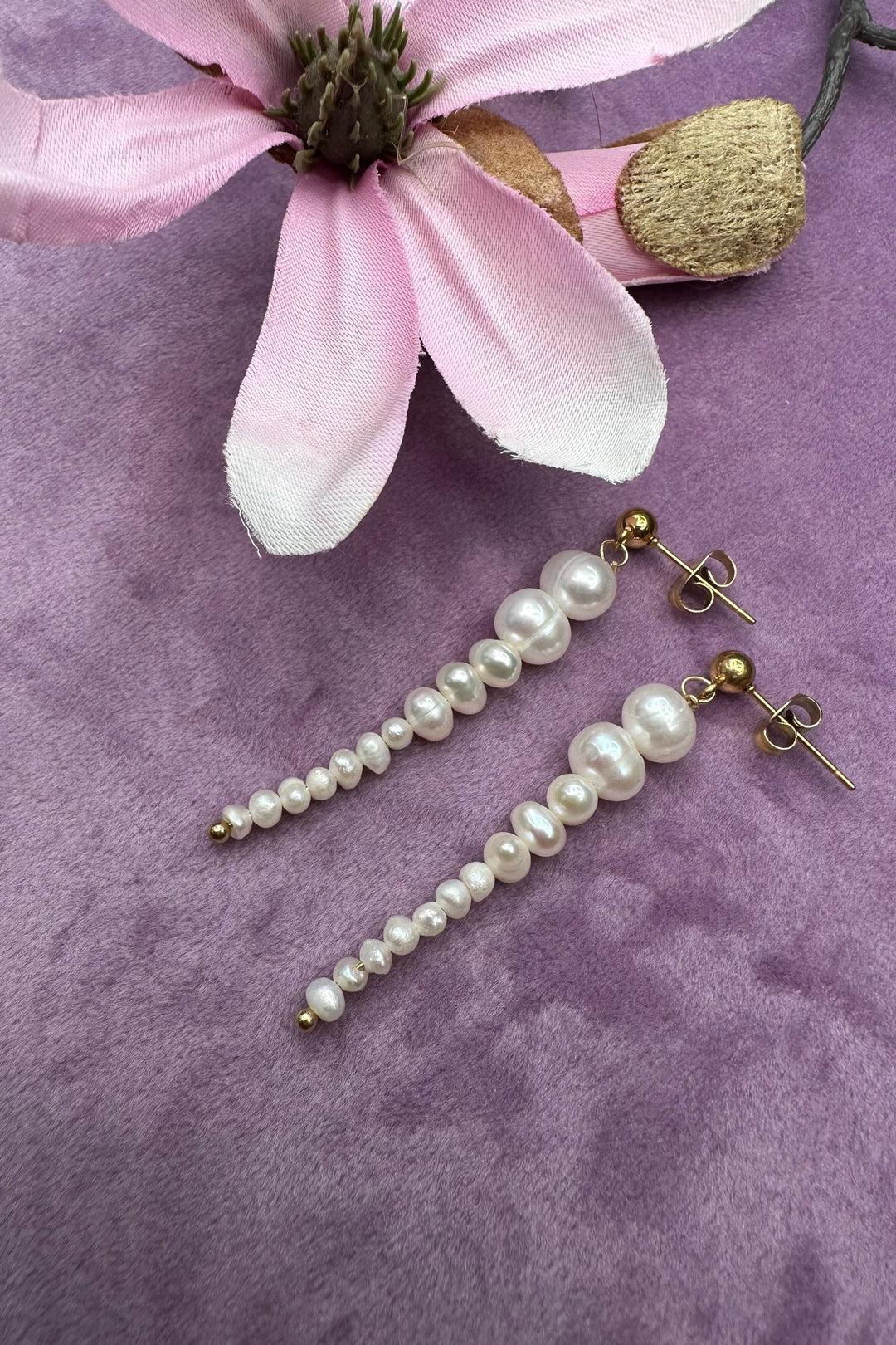 Mellow Moon - One Pearl Long Earring - Forgyldt Øreringe 