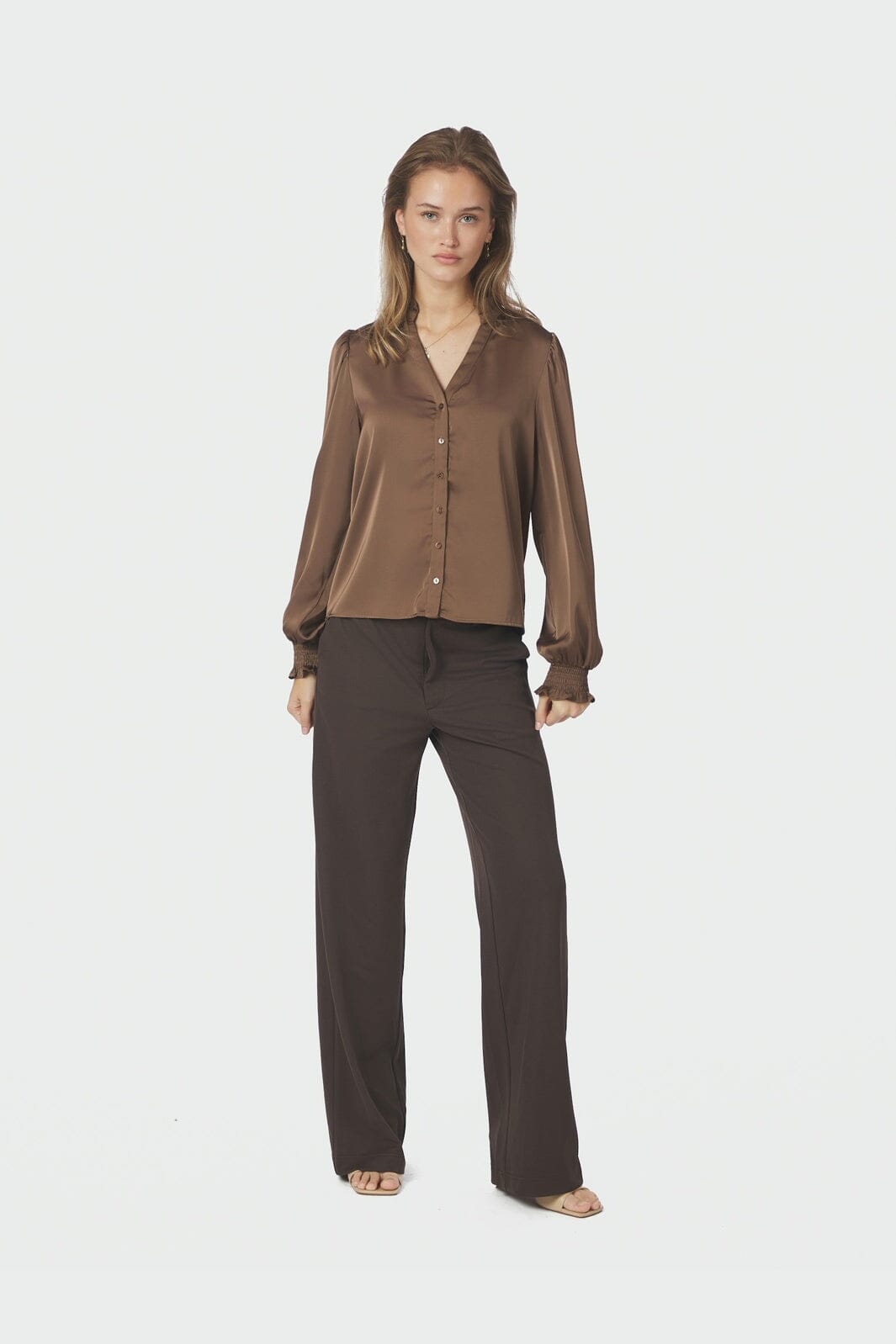 Neo Noir - Delsie Drapy Sateen Blouse 167479 - 306 - Dusty Brown