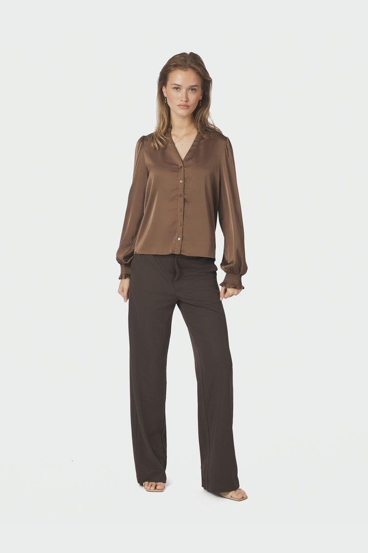 Neo Noir - Delsie Drapy Sateen Blouse 167479 - 306 - Dusty Brown
