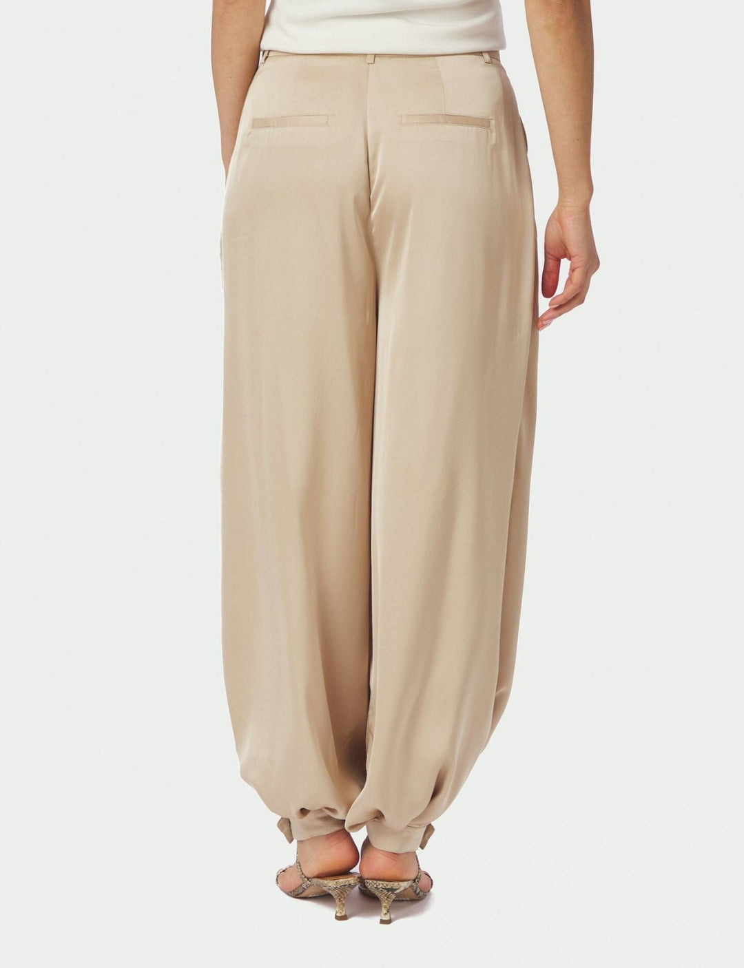 Neo Noir - Fayla Drapy Satin Balloon Pants 167418 - 125 - Dark Sand Bukser 