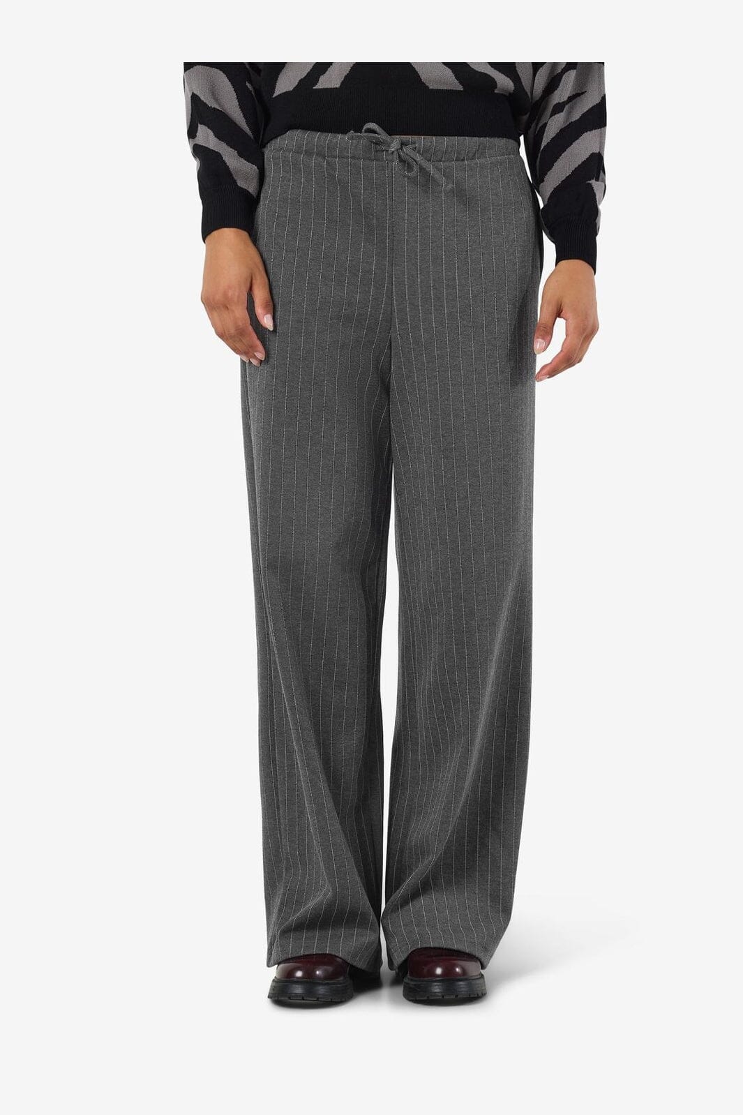 Noisy May - Nmmiel Nw Pinstripe Wide Pants Fwd - 4819975 Dark Grey Melange Bw Pinstripes