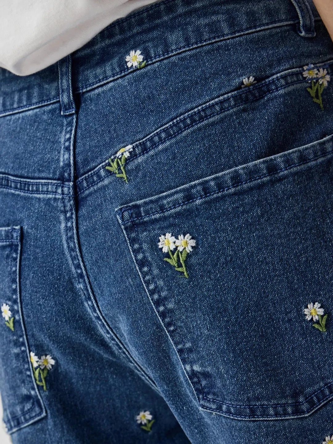 Pieces - Pcflora Straight Emb Jeans - 5068184 Medium Blue Denim White Flower Embroidery Jeans 
