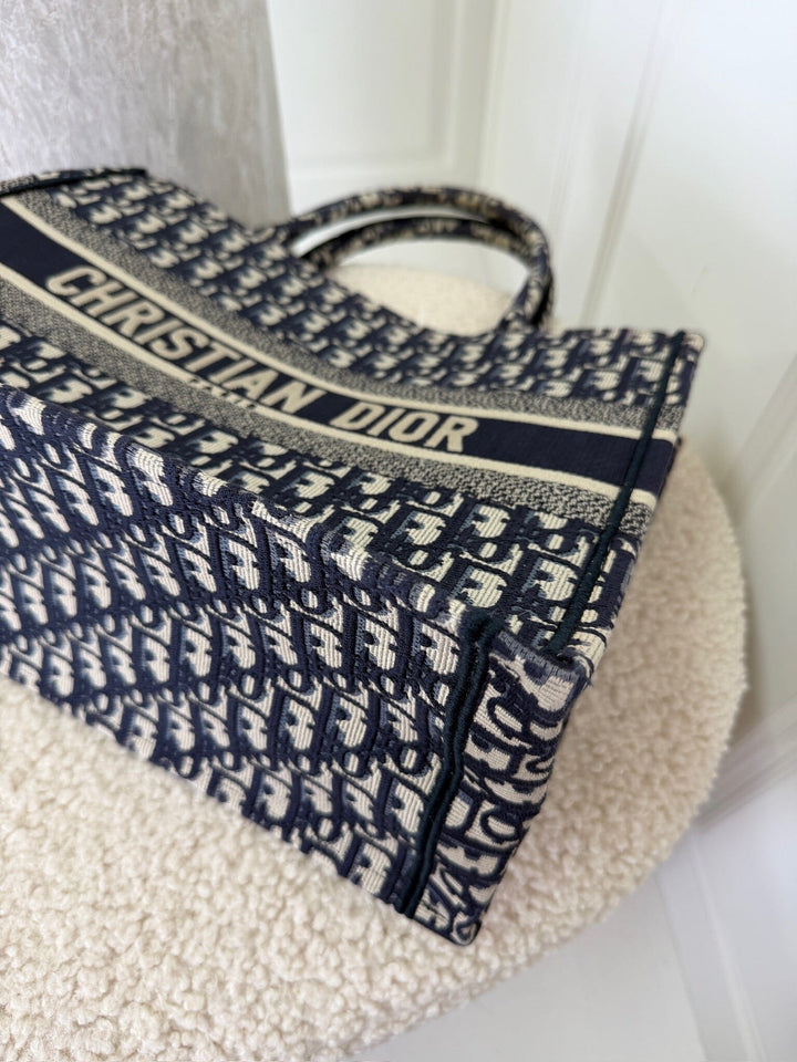 Preloved Vintageline X Molly&My - Christian Dior Book Tote – Oblique Canvas I Medium - Logo Tasker 