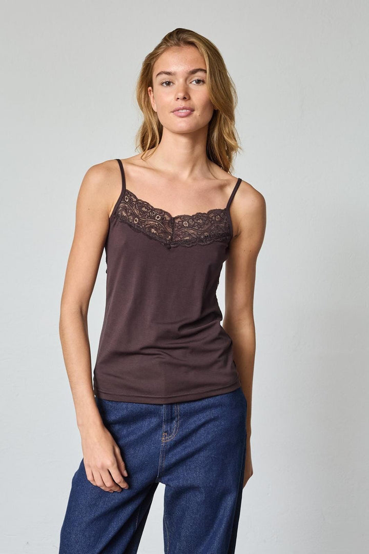 Sisters Point - Vumi-St2 18134 - 222 - D. Chocolate Toppe 